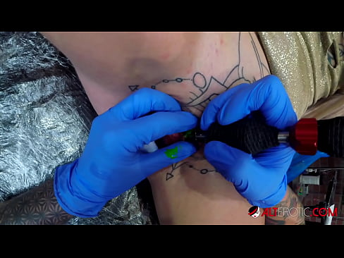 ❤️ Sully Savage oo aad u tattooed ayaa Kintirkeeda ku sawirtay tattoo Porno Guri